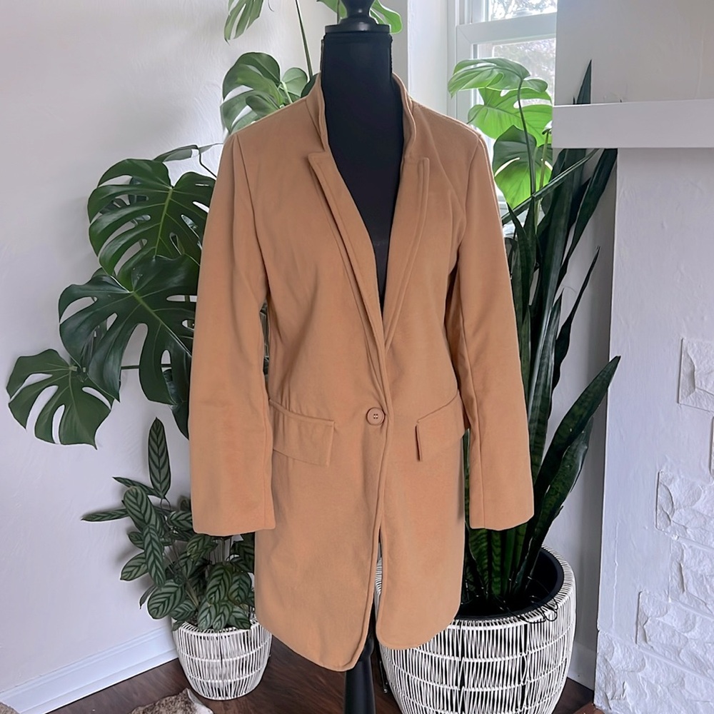 camel jacket one front button:3 buttons on cuff.
NEVER WORN